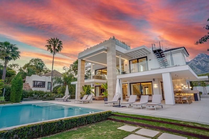 Vista exterior de Casa o xalet en venda en Marbella amb Aire condicionat, Calefacció i Jardí privat