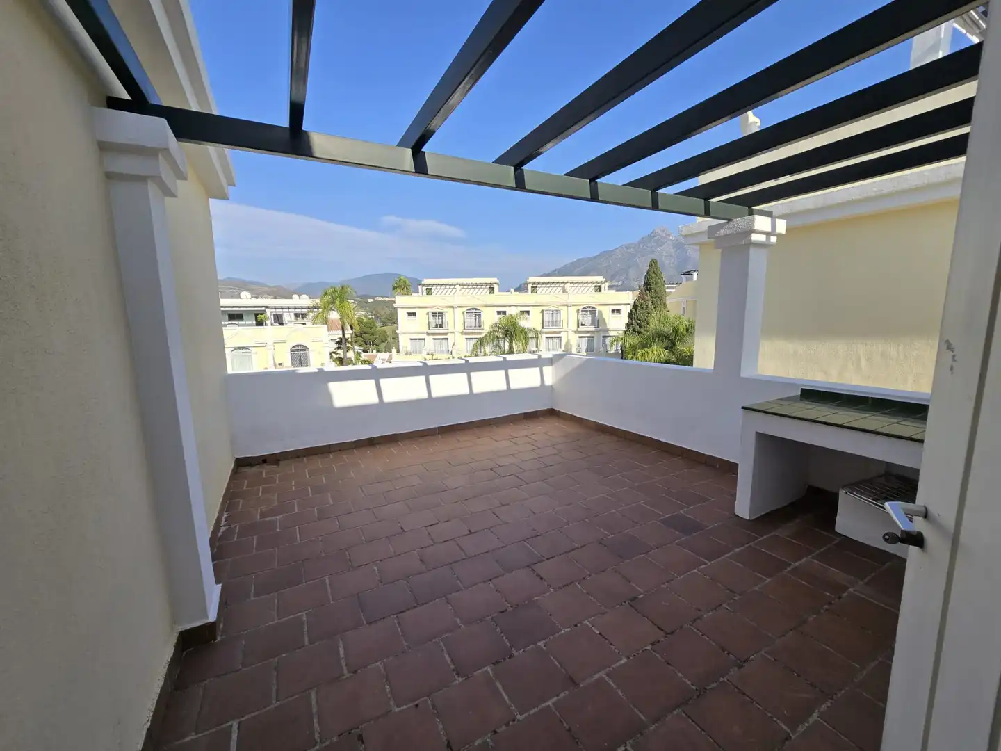 Terrasse von Einfamilien-Reihenhaus zur Miete in Marbella mit Möbliert