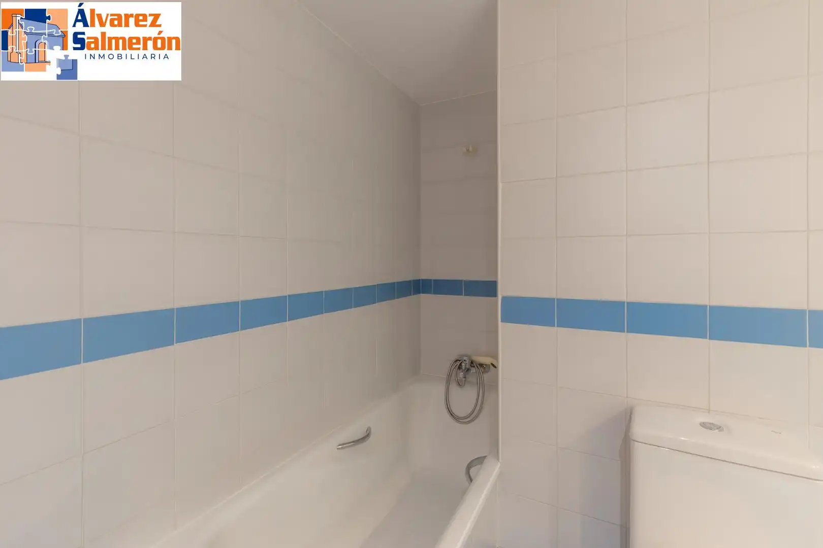 Bathroom of Flat for sale in Granada  with Air Conditioner and Heating