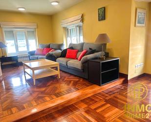 Sala d'estar de Pis de lloguer en Torrelavega  amb Calefacció, Parquet i Balcó