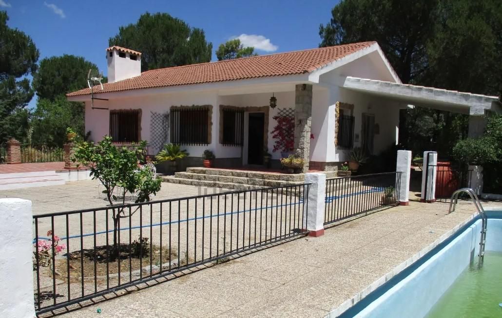 Vista exterior de Finca rústica en venda en Andújar amb Terrassa i Piscina