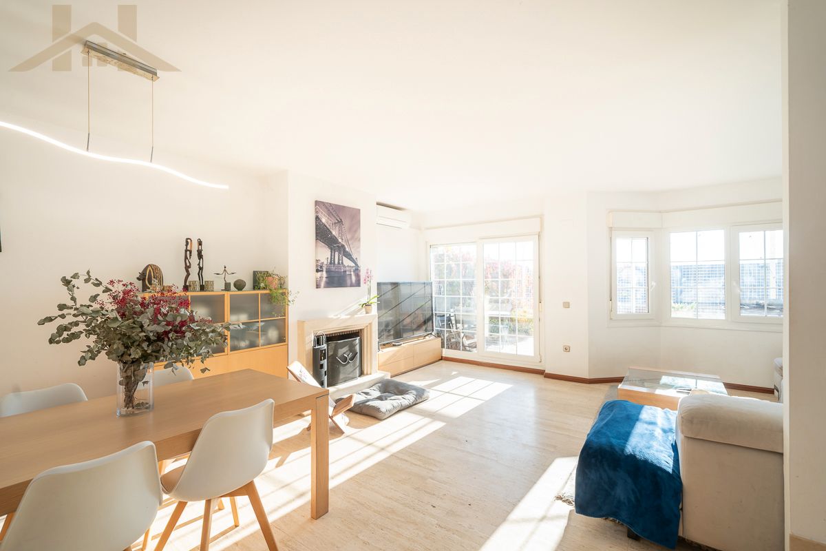 Sala de estar de Casa adosada en venta en Villanueva del Pardillo con Aire acondicionado, Calefacción y Parquet