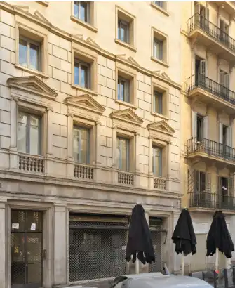 Vista exterior de Local en venda en Barcelona amb Aire condicionat, Terrassa i Moblat