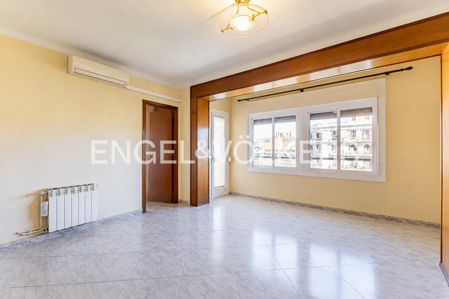 Wohnzimmer von Wohnung zum Verkauf in Barcelona mit Heizung und Balkon