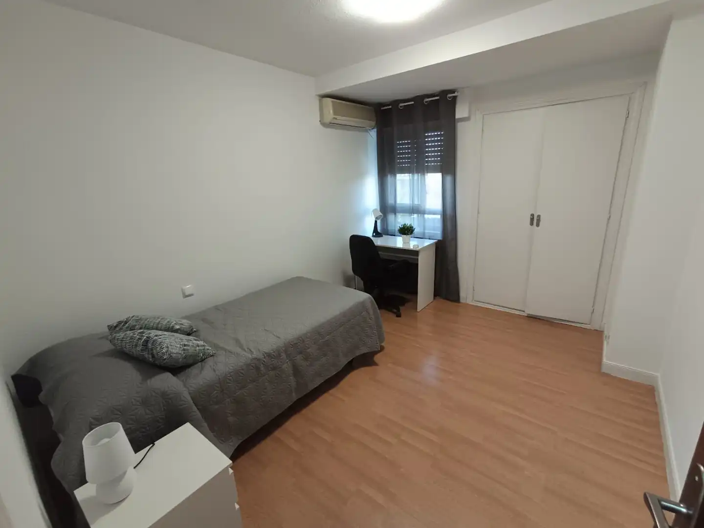 Habitación de Piso para compartir en Madrid con Amueblado, Lavadora y Microondas