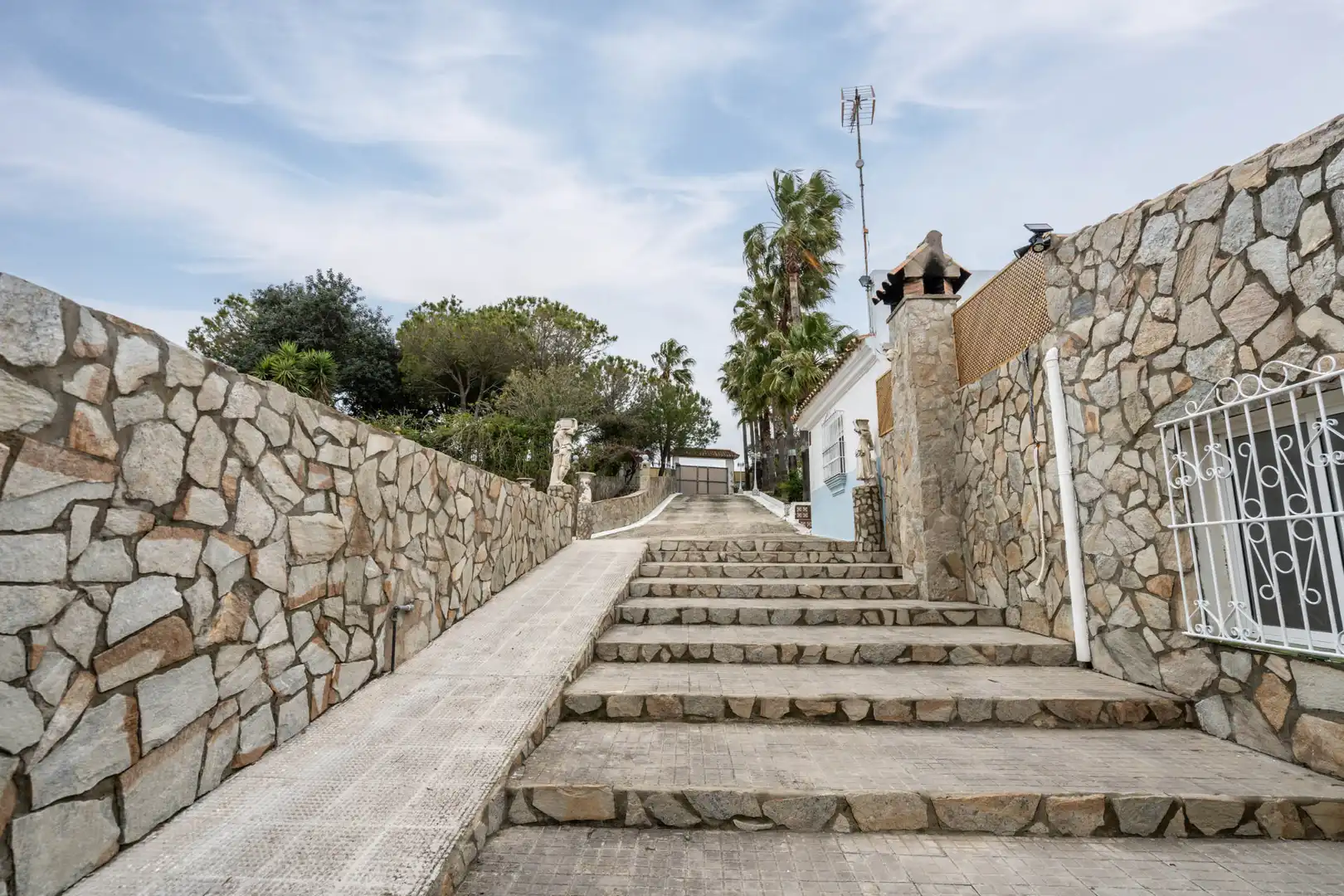 Vista exterior de Casa o xalet en venda en Chiclana de la Frontera amb Aire condicionat, Calefacció i Jardí privat