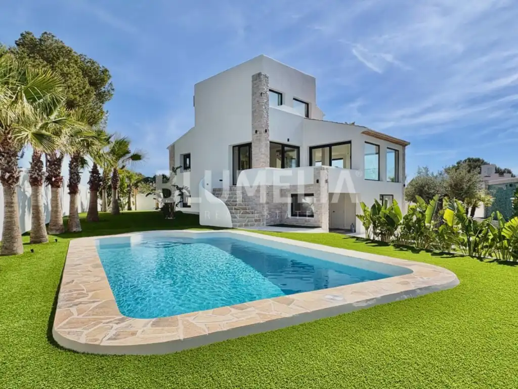 Casa amb piscina en venda a Urbanizacion Balcon Al Mar D