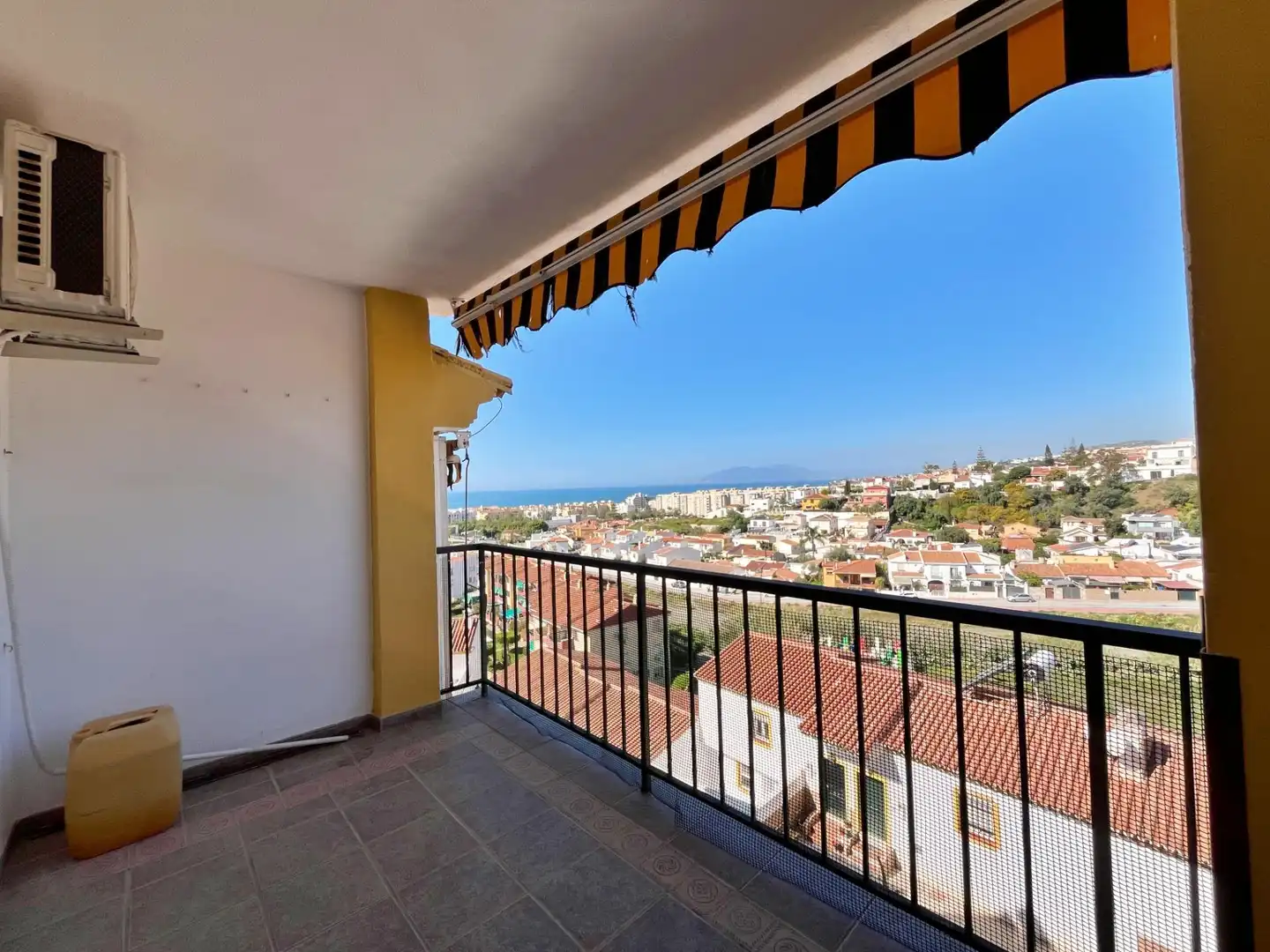 Vista exterior de Casa adosada en venta en Rincón de la Victoria con Aire acondicionado, Calefacción y Terraza