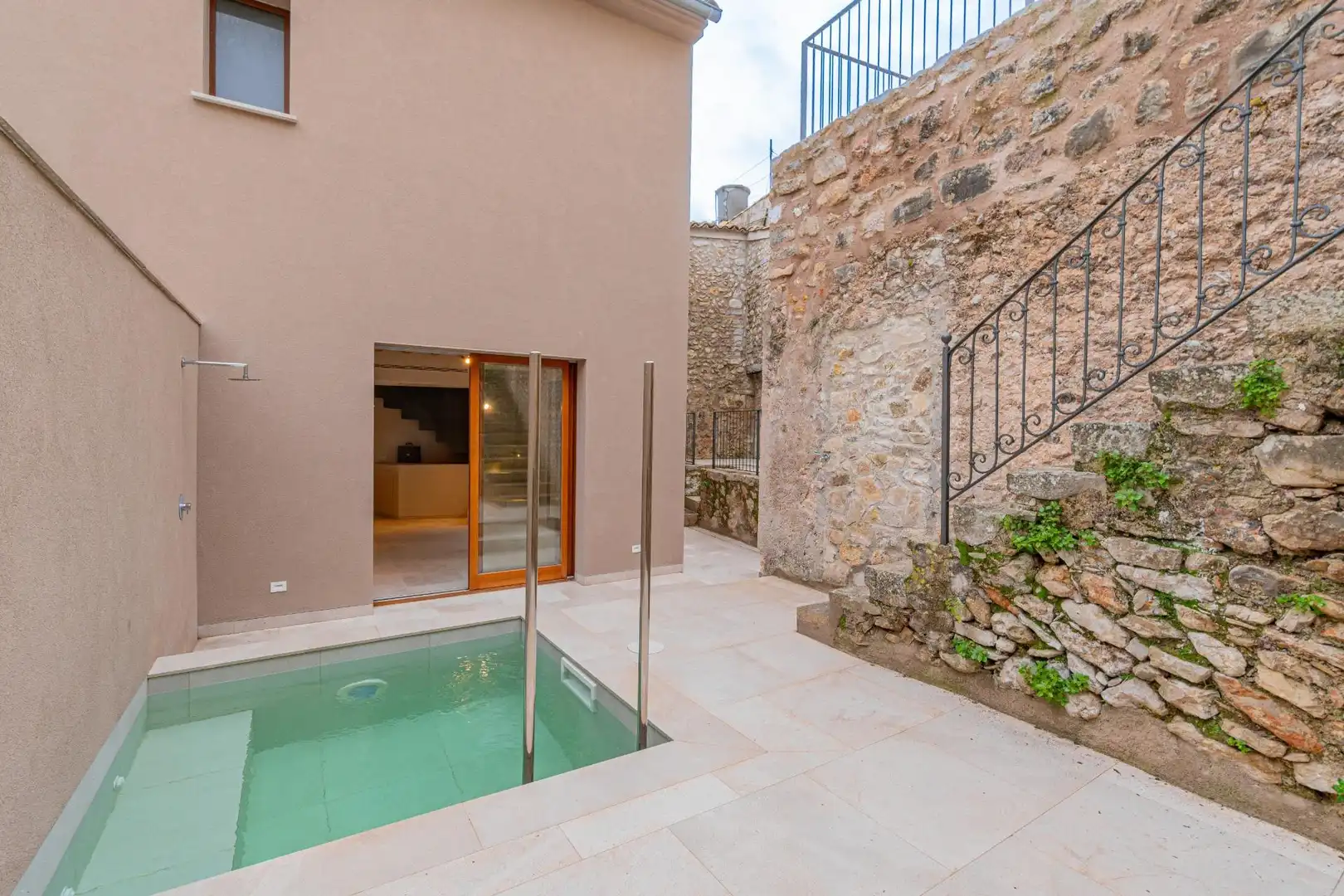 Schwimmbecken von Einfamilien-Reihenhaus zum Verkauf in Mancor de la Vall mit Klimaanlage, Heizung und Terrasse