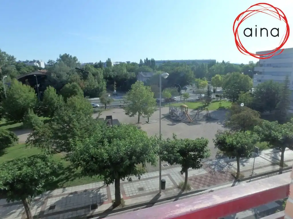 Vista exterior de Piso de alquiler en  Pamplona / Iruña con Calefacción, Terraza y Balcón