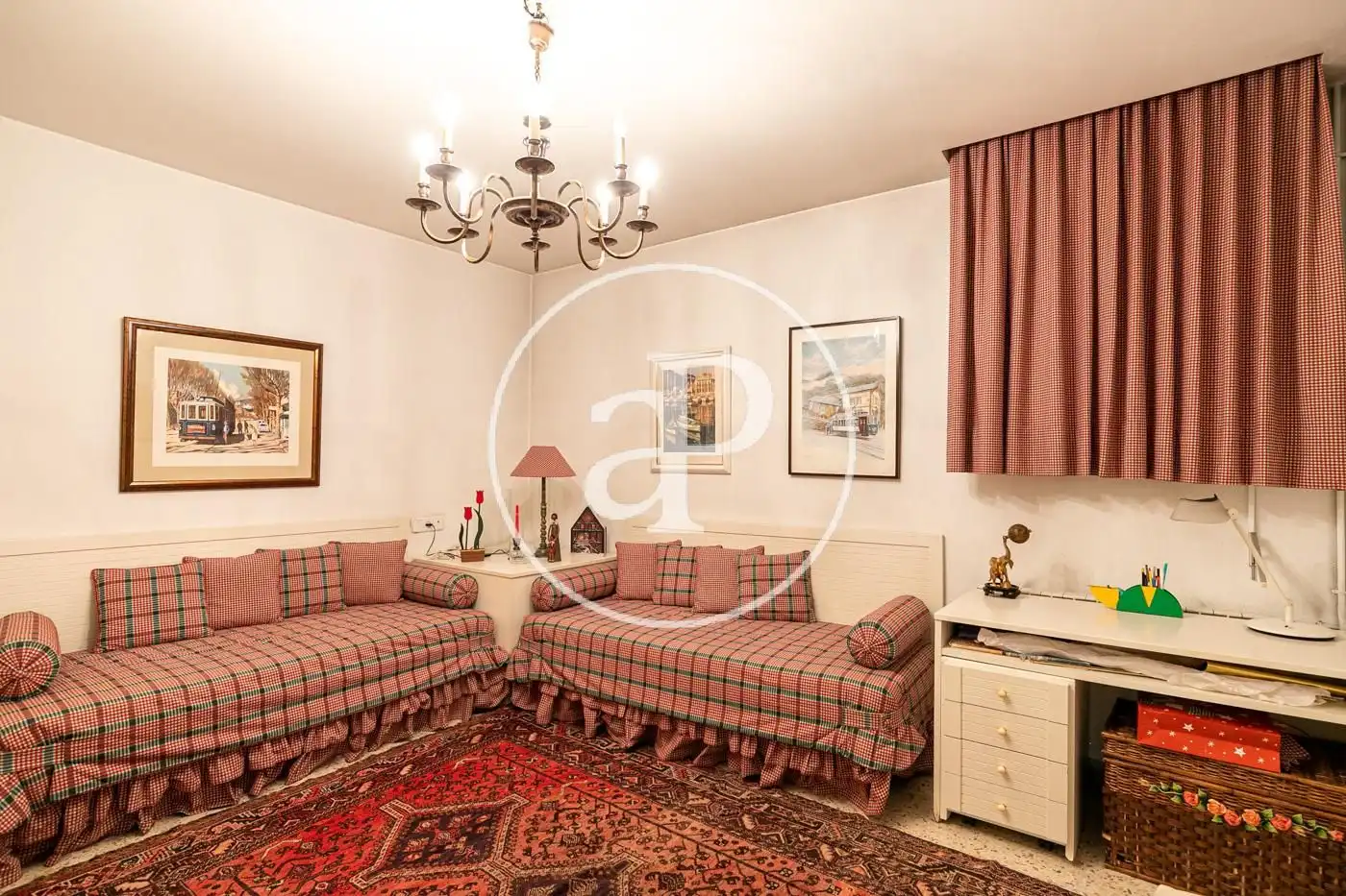 Schlafzimmer von Einfamilien-Reihenhaus zum Verkauf in Barcelona mit Klimaanlage, Heizung und Privatgarten