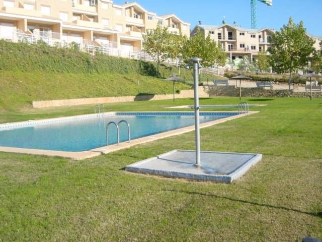 Piscina de Casa adosada en venda en Alzira amb Aire condicionat, Jardí privat i Terrassa
