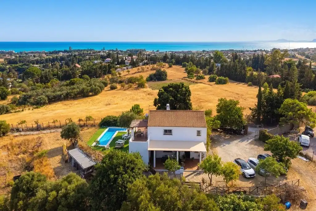Chalet con piscina en venta en Altos de Estepona