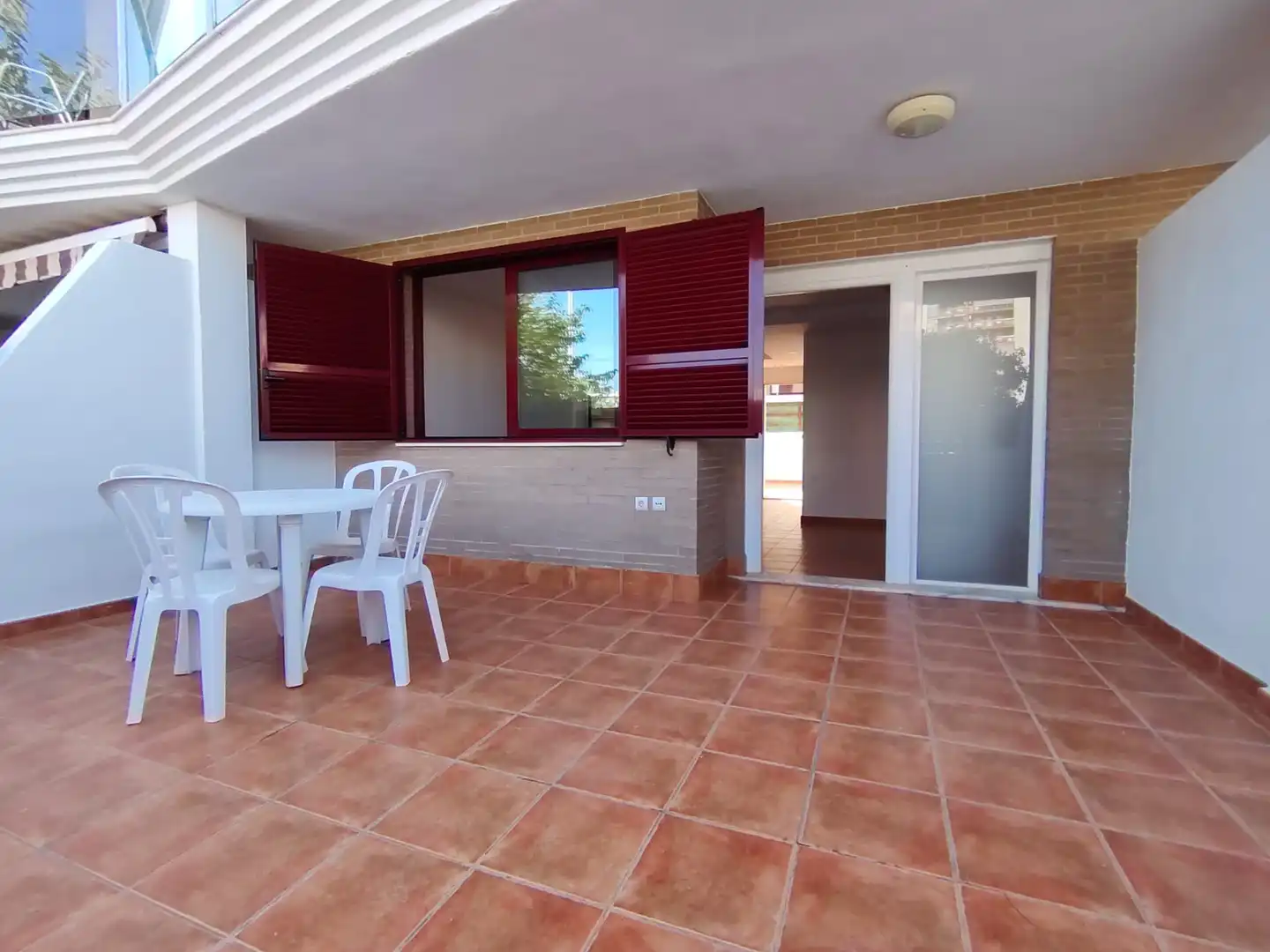 Terrasse von Einfamilien-Reihenhaus zum Verkauf in Oropesa del Mar / Orpesa mit Terrasse, Abstellraum und Ofen