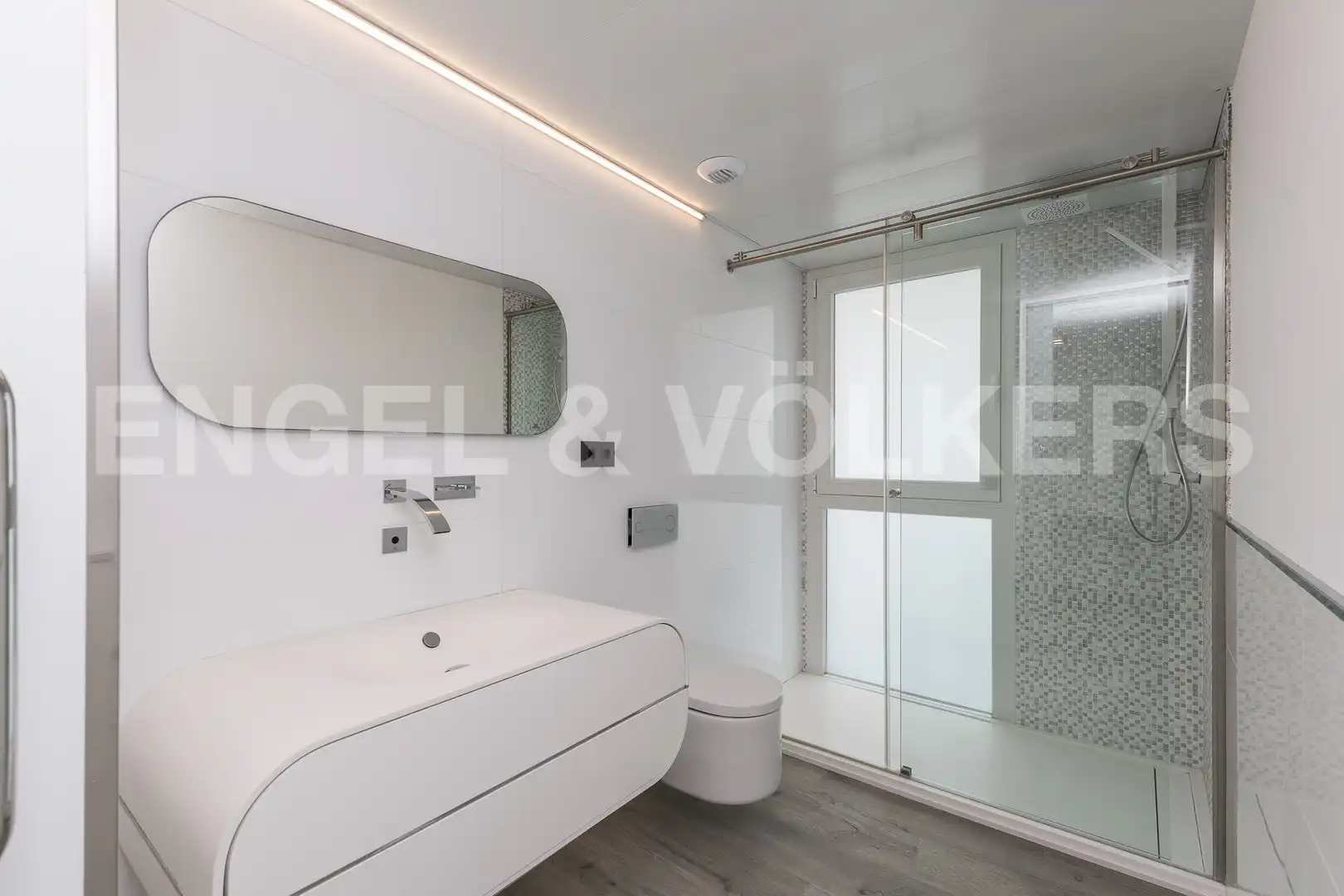 Badezimmer von Dachboden zum Verkauf in Sant Andreu de Llavaneres mit Klimaanlage, Heizung und Parkett