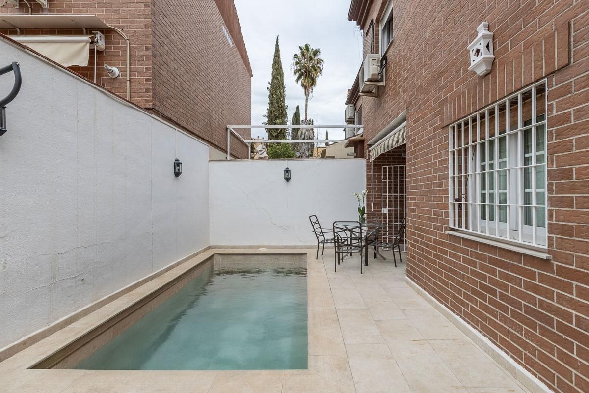 Swimming pool of Single-family semi-detached for sale in  Granada Capital  with Heating, Private garden and Terrace