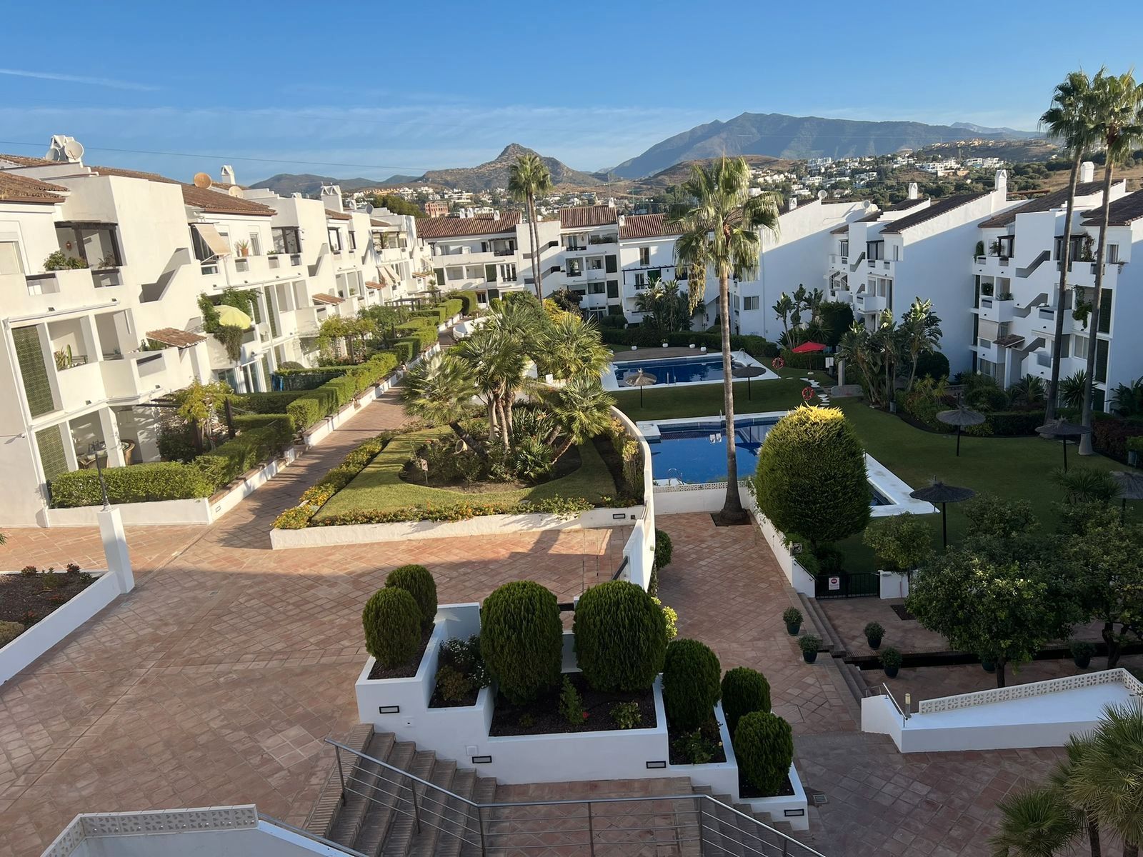 Vista exterior de Dúplex en venda en Estepona amb Aire condicionat, Terrassa i Traster