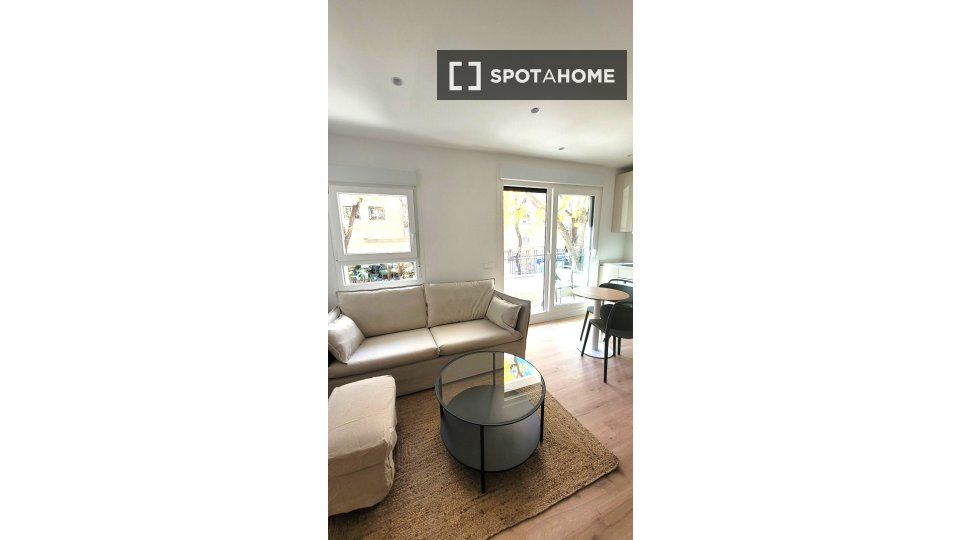 Exterior view of Flat to rent in  Madrid Capital  with Air Conditioner, Heating and Furnished