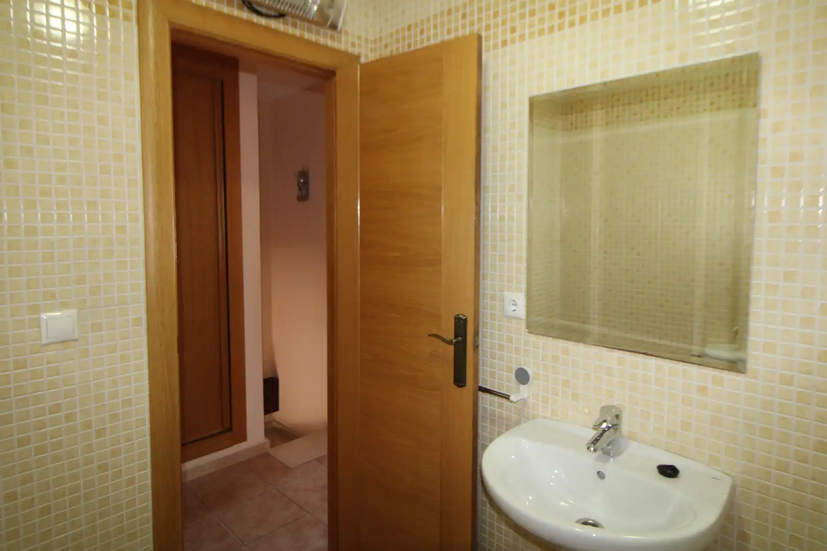 Badezimmer von Einfamilien-Reihenhaus zur Miete in Aljaraque mit Privatgarten, Abstellraum und Möbliert