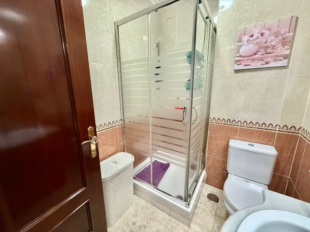Badezimmer von Maisonette zum Verkauf in Cádiz mit Balkon