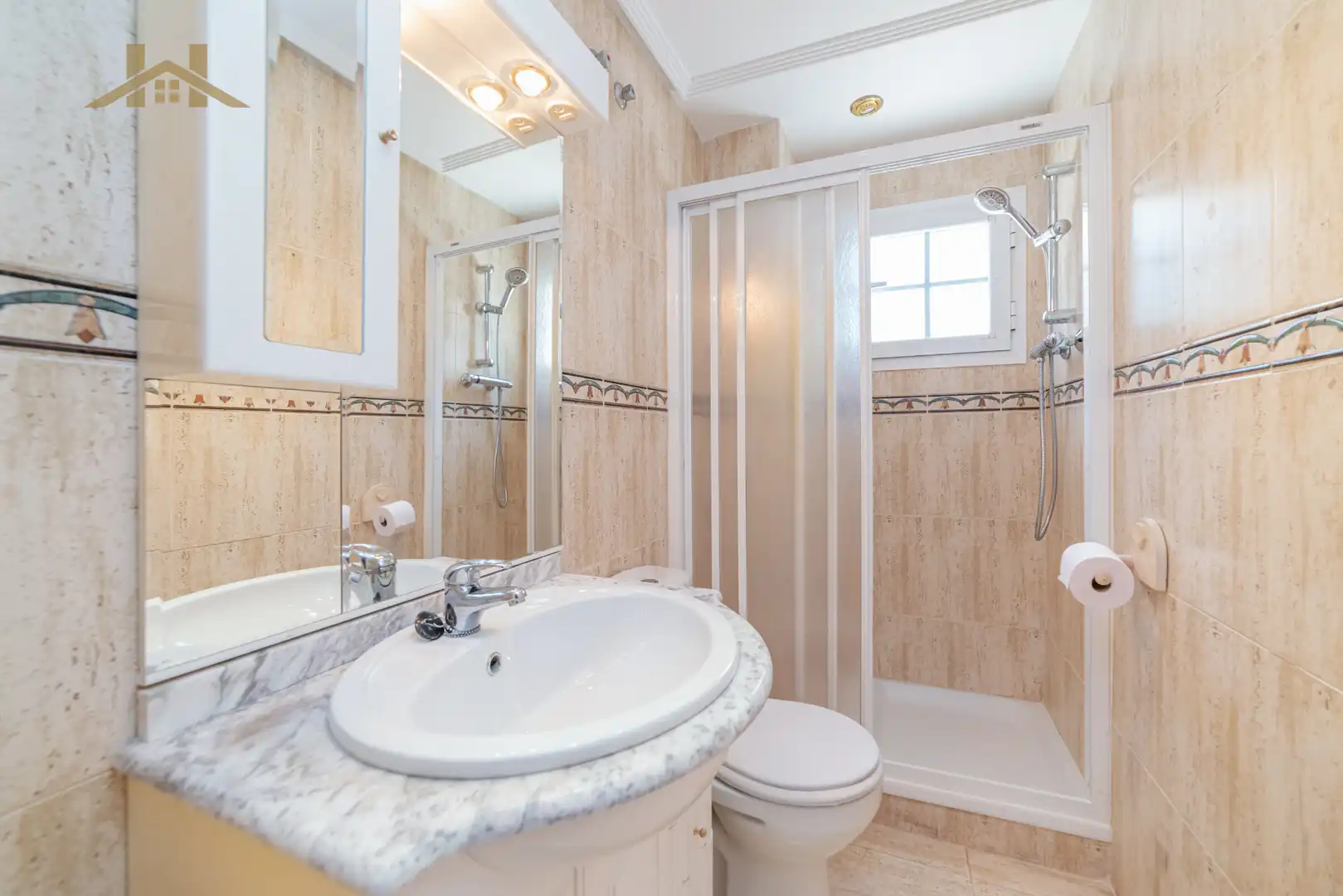 Badezimmer von Einfamilien-Reihenhaus zum Verkauf in Seseña mit Klimaanlage, Heizung und Privatgarten
