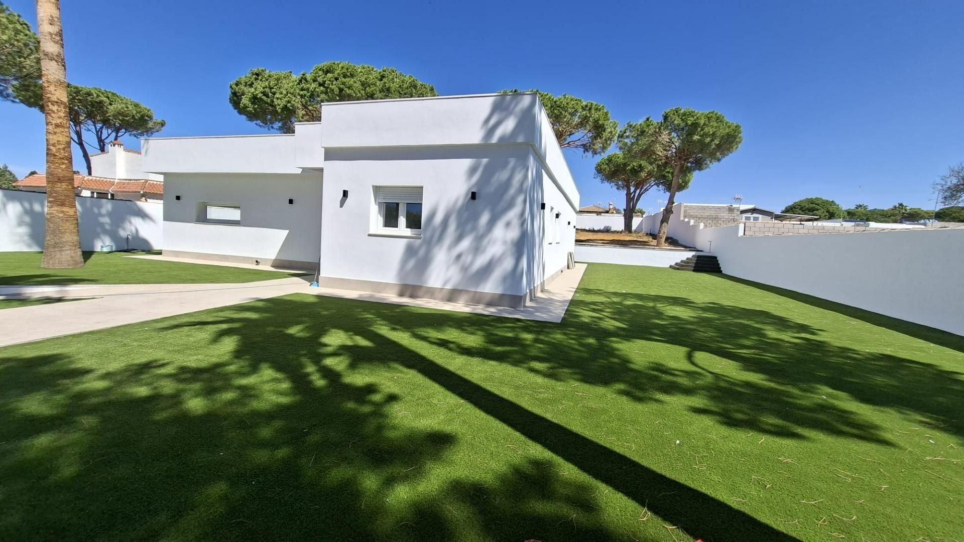 Vista exterior de Casa o chalet en venta en Chiclana de la Frontera con Jardín privado, Terraza y Piscina