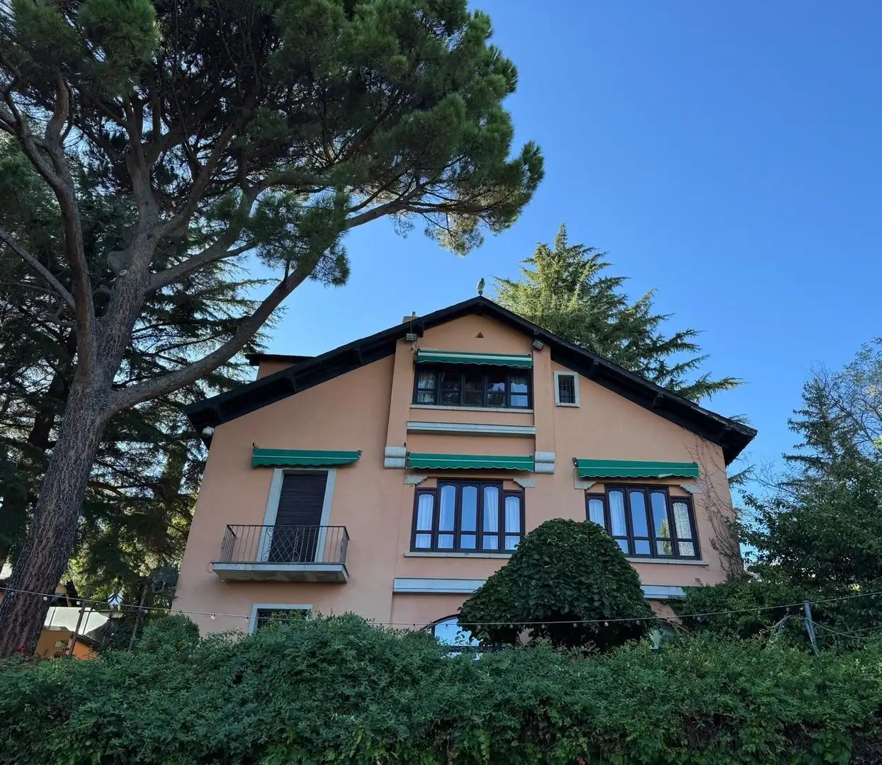 Vista exterior de Casa o chalet en venta en San Lorenzo de El Escorial con Aire acondicionado, Calefacción y Jardín privado