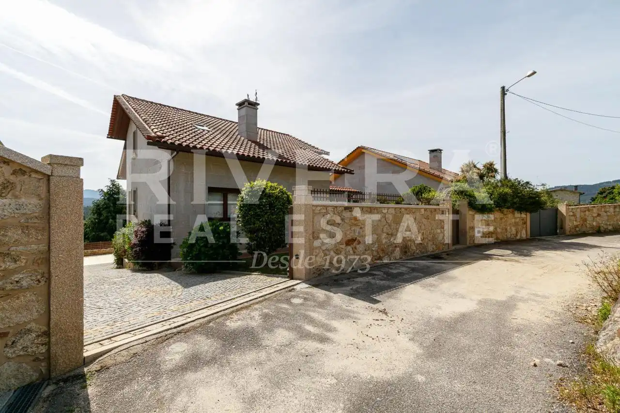 Vista exterior de Casa o chalet en venta en O Rosal   con Calefacción, Jardín privado y Terraza