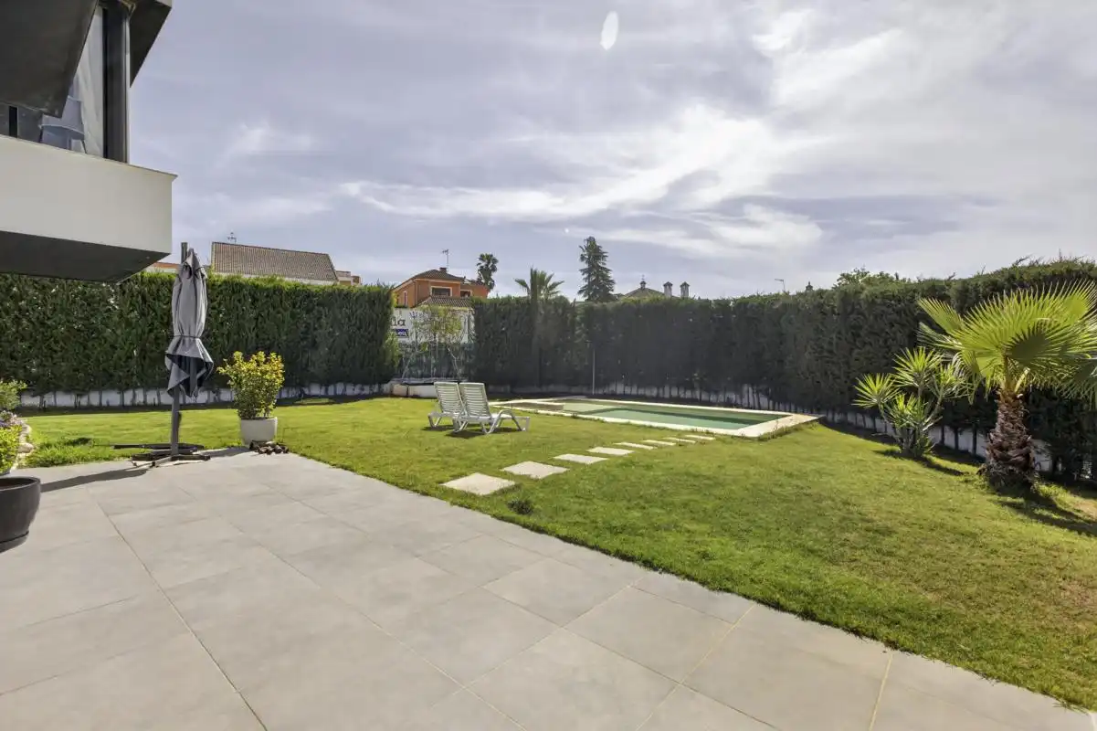 Piscina de Casa o chalet en venta en Bormujos con Aire acondicionado, Calefacción y Jardín privado
