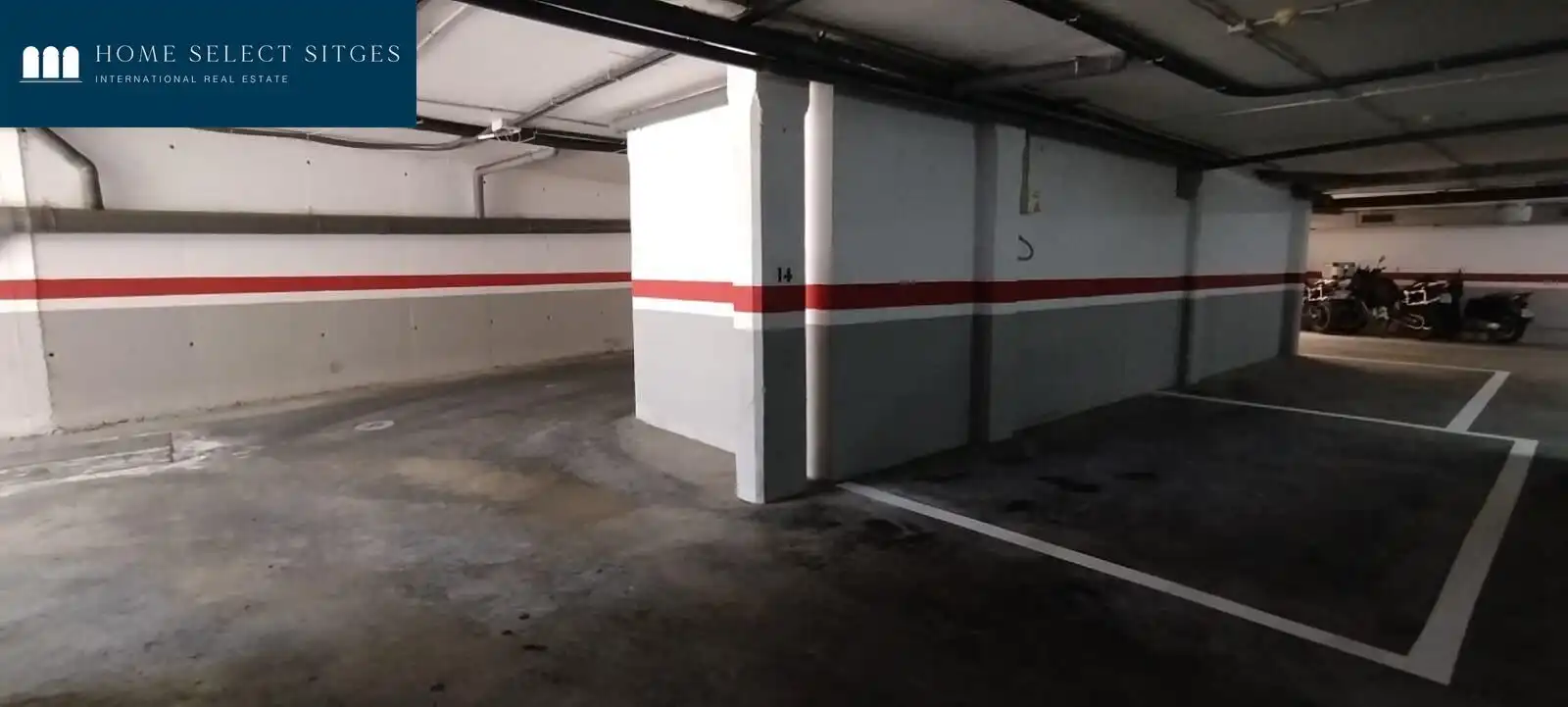 Parkplatz von Einfamilien-Reihenhaus zum Verkauf in Sitges mit Klimaanlage, Heizung und Parkett