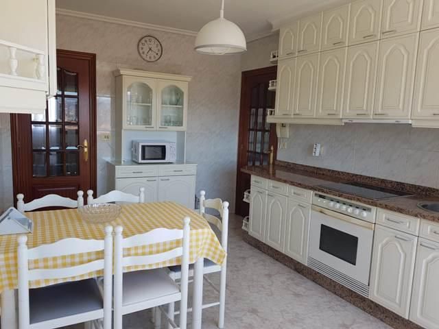Kitchen of Flat to share in Vigo   with Heating, Parquet flooring and Furnished