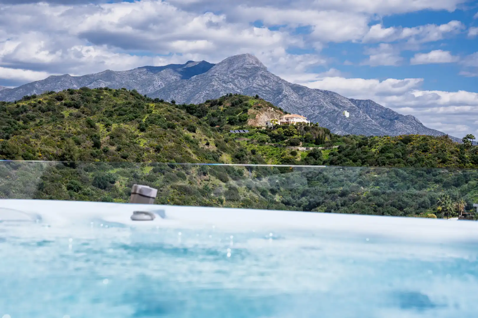 Jardín de Ático en venta en Benahavís con Aire acondicionado, Terraza y Piscina