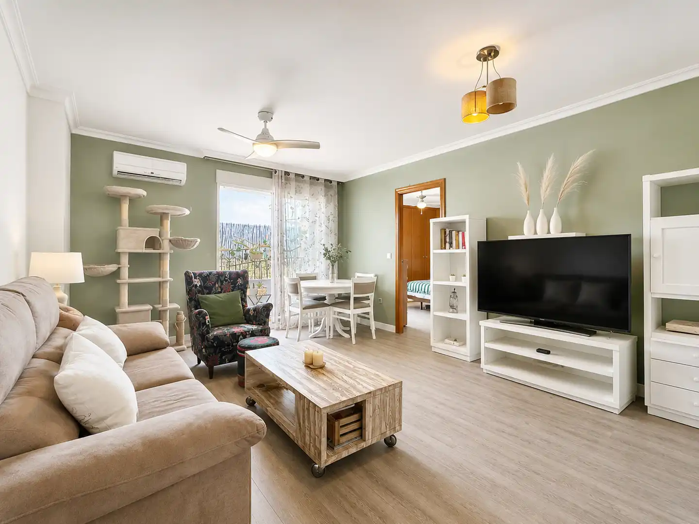 Living room of Flat for sale in La Pobla de Vallbona  with Air Conditioner, Furnished and Oven