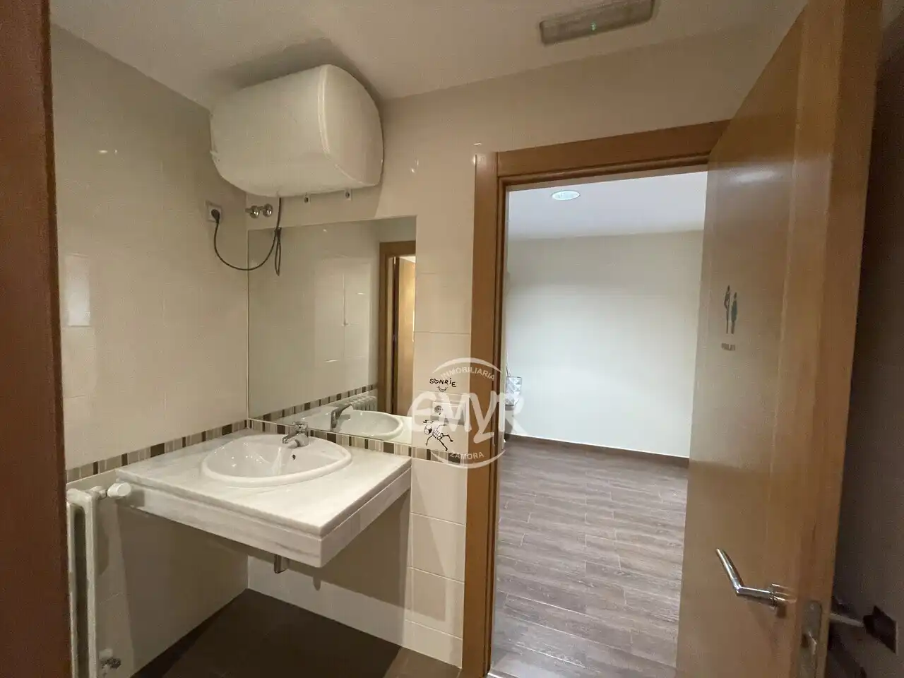 Baño de Oficina de alquiler en Zamora Capital  con Calefacción y Trastero