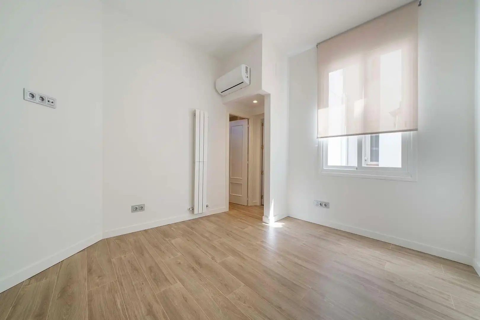 Bedroom of Flat for rent in Madrid  with Air Conditioner, Heating and Balcony