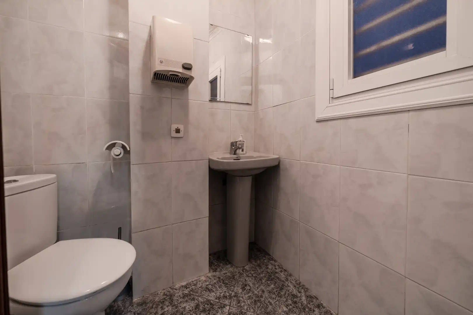 Badezimmer von Fabrikhallen zur Miete in Barcelona mit Heizung