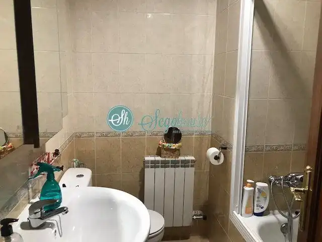 Bathroom of Flat for sale in Santa María la Real de Nieva  with Parquet flooring, Terrace and Storage room