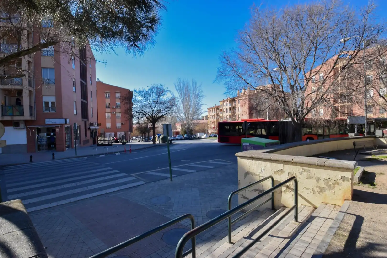 Außenansicht von Garage zum Verkauf in Granada