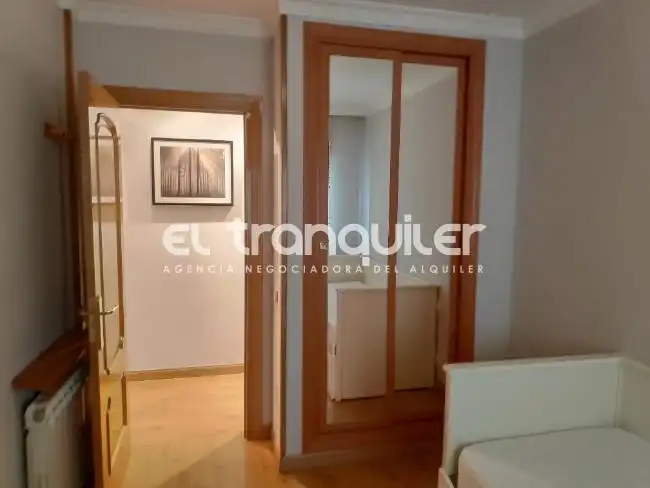 Dormitori de Pis de lloguer en Madrid amb Aire condicionat, Terrassa i Moblat