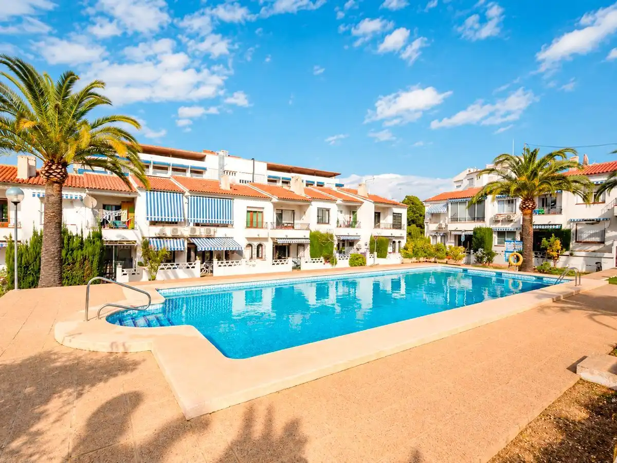 Vista exterior de Casa adosada en venta en L'Alfàs del Pi con Aire acondicionado, Calefacción y Jardín privado