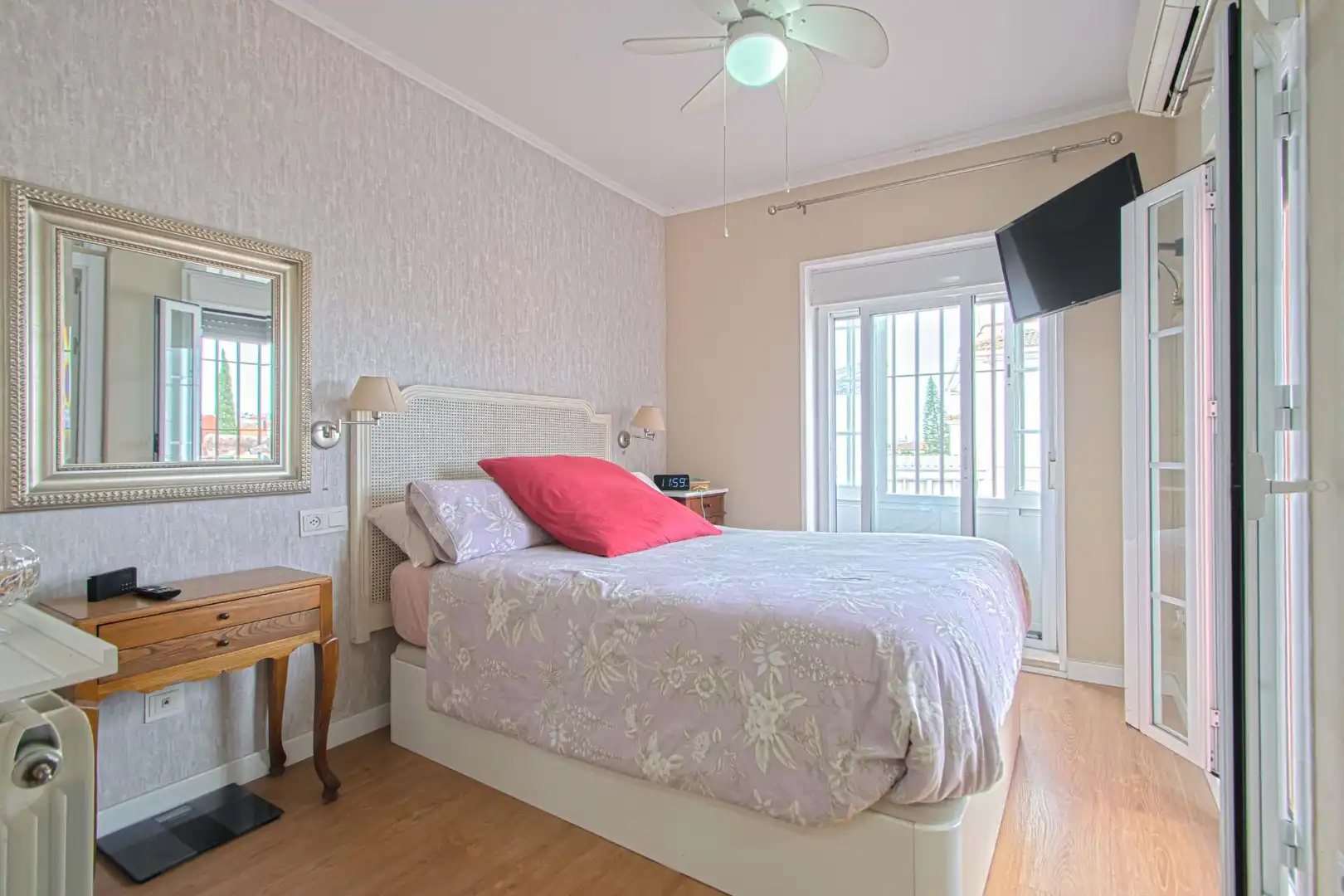 Habitación de Casa adosada en venta en Gines con Aire acondicionado, Jardín privado y Trastero
