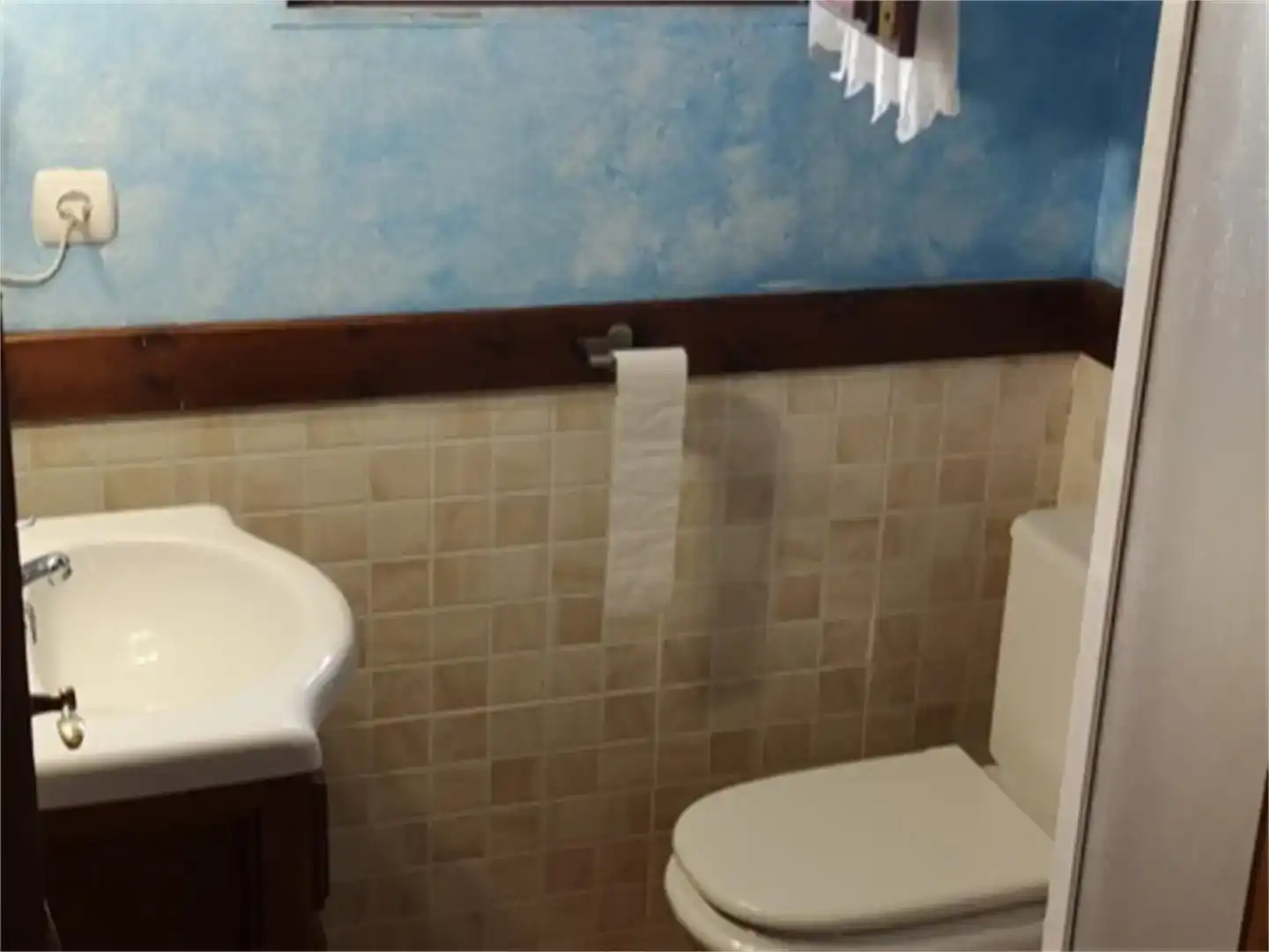 Badezimmer von Haus oder Chalet zum Verkauf in Cihuri mit Schwimmbad und Balkon