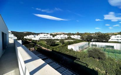 Vista exterior de Àtic en venda en Sotogrande amb Aire condicionat, Calefacció i Jardí privat