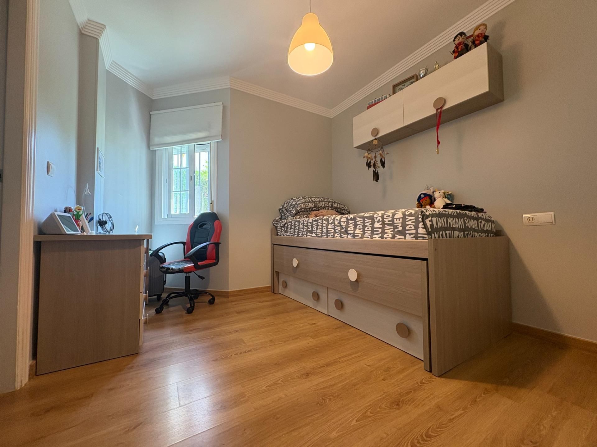 Dormitori de Pis en venda en Estepona amb Jardí privat, Terrassa i Piscina comunitària