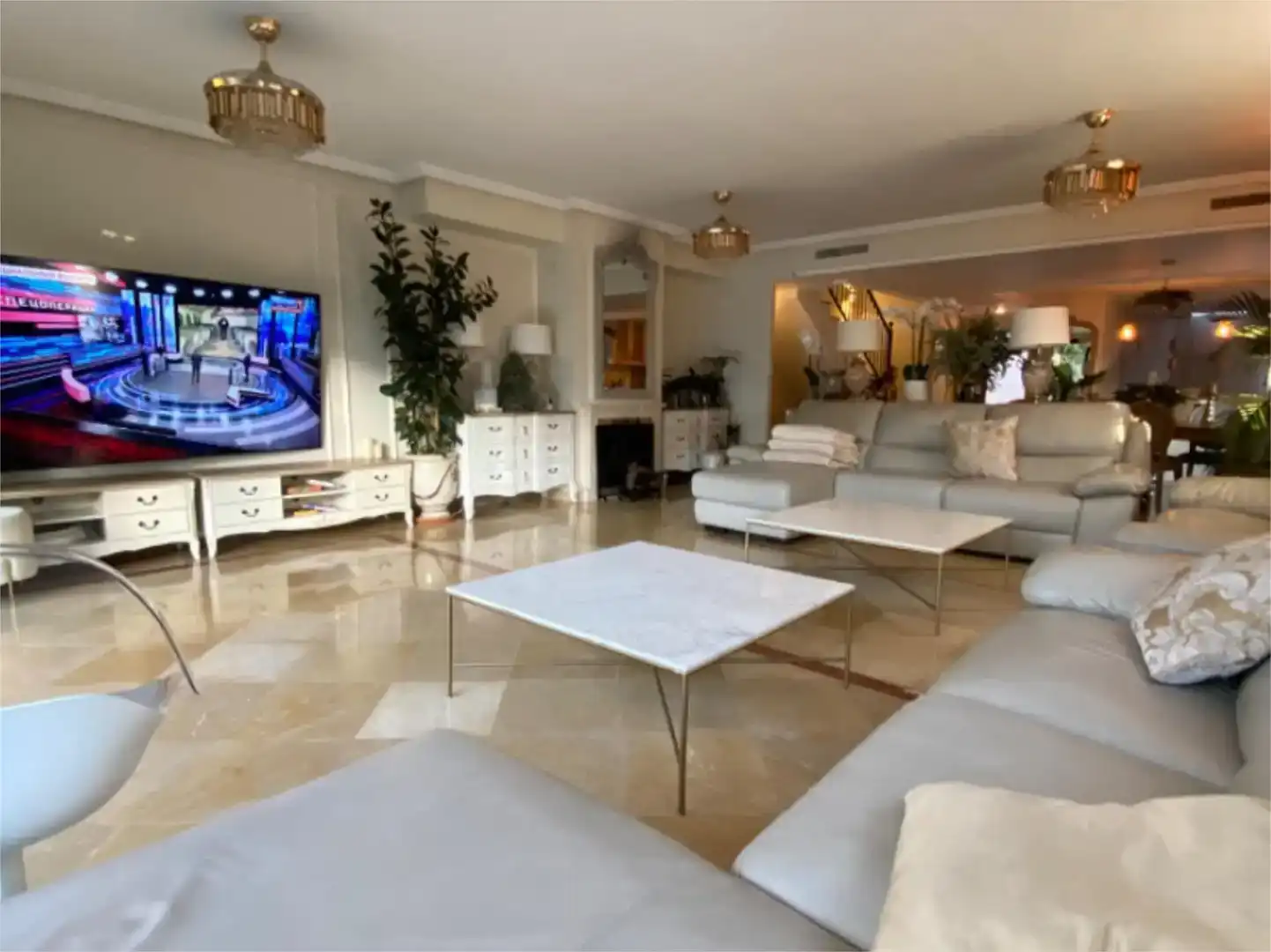 Sala d'estar de Casa adosada de lloguer en Marbella amb Aire condicionat, Piscina i Balcó