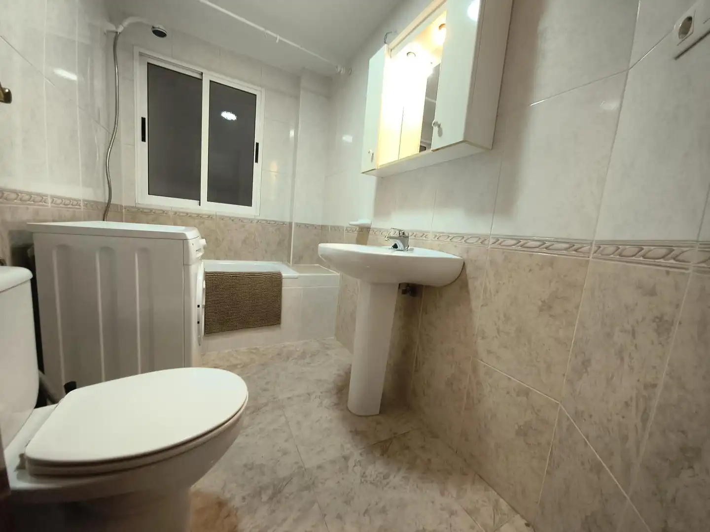 Baño de Piso de alquiler en Granada con Terraza y Amueblado