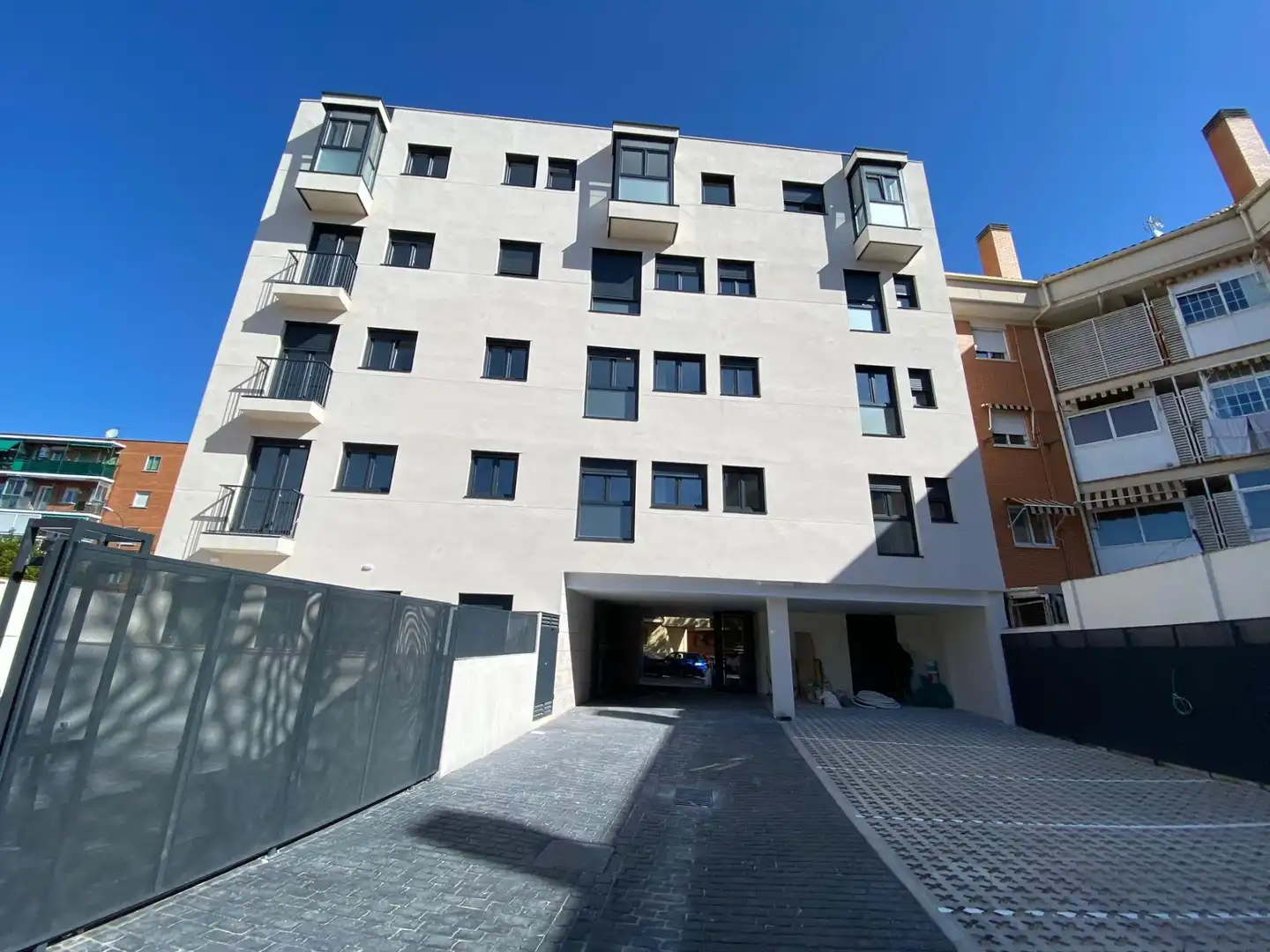 Vista exterior de Piso en venta en Madrid con Calefacción y Piscina comunitaria