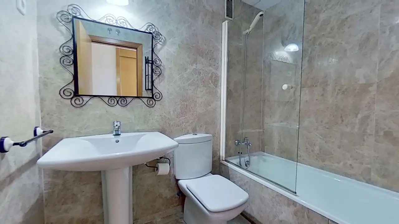 Bathroom of Flat for rent in Madrid  with Air Conditioner, Heating and Private garden
