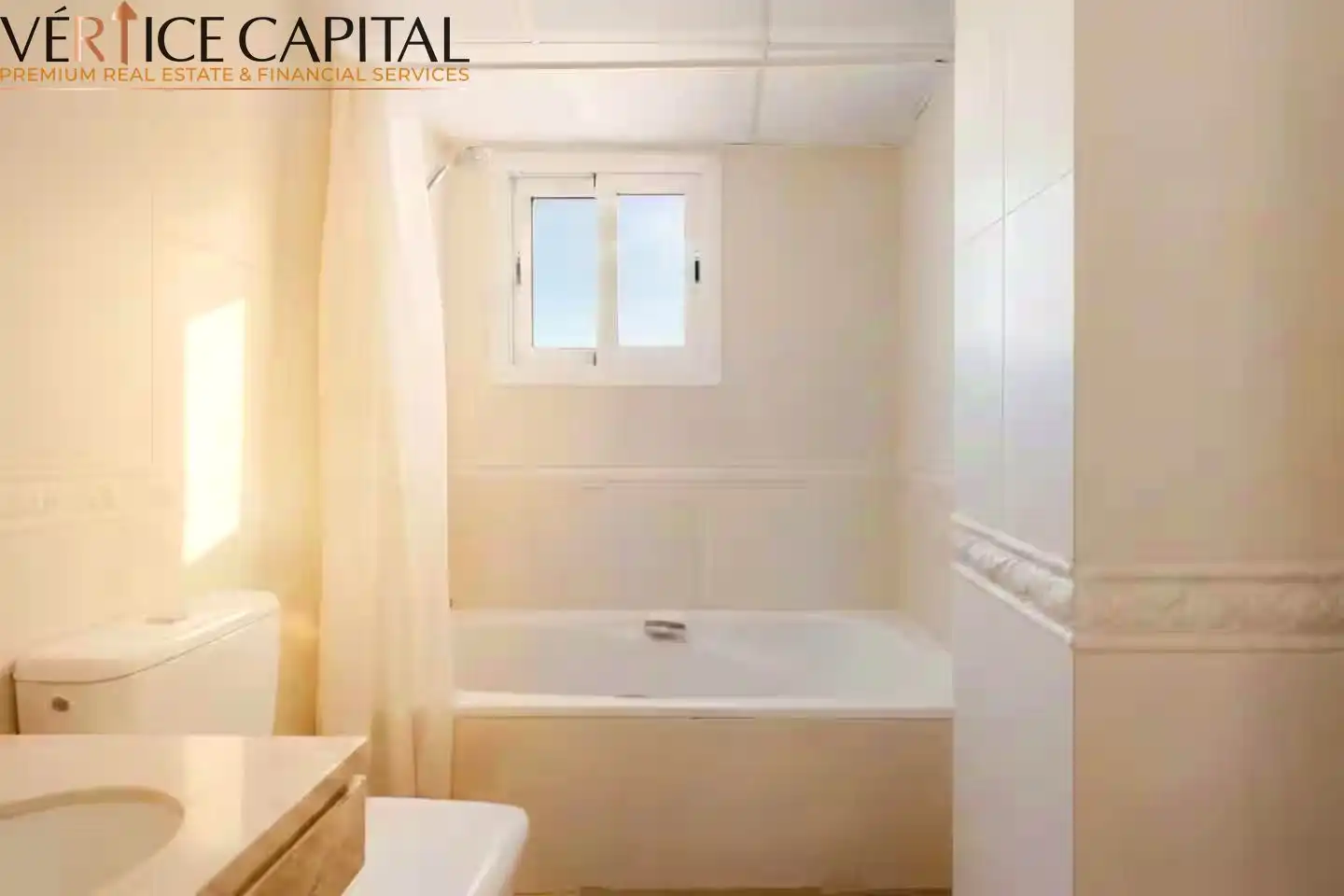 Baño de Ático de alquiler en Fuengirola con Aire acondicionado, Calefacción y Terraza