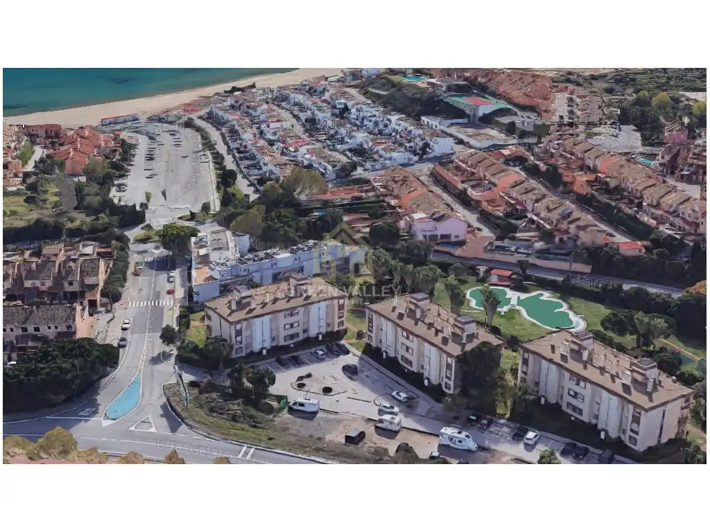 Vista exterior de Pis en venda en Algeciras amb Jardí privat, Terrassa i Piscina